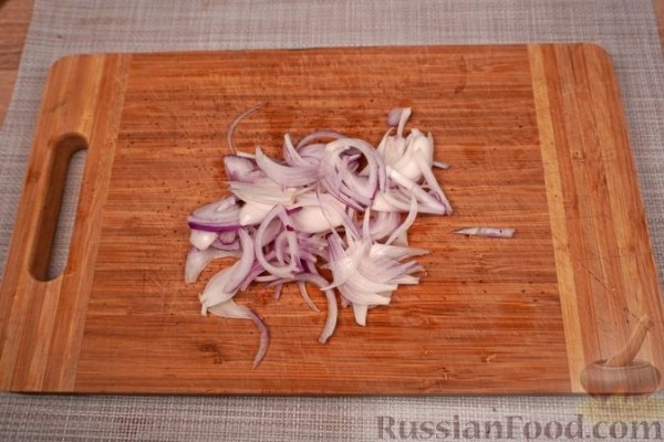 Греческий салат из персиков, феты и маслин