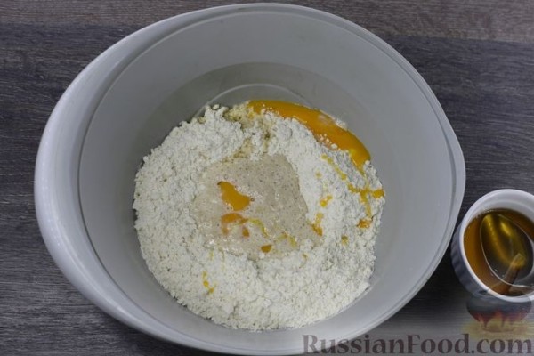 Сдобный рулет с орехово-медовой начинкой