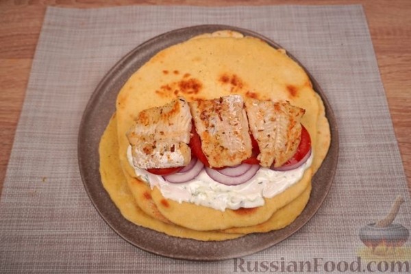 Гирос с белой рыбой и соусом дзадзики