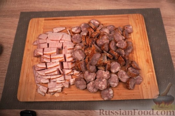 Бигос из молодой капусты с домашней колбасой и грибами