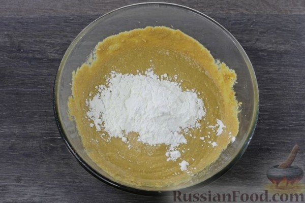 Шоколадный песочный пирог с творогом, черносливом и сгущёнкой