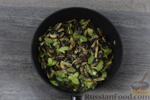 Лапша с грибами и кабачками в сливочном соусе