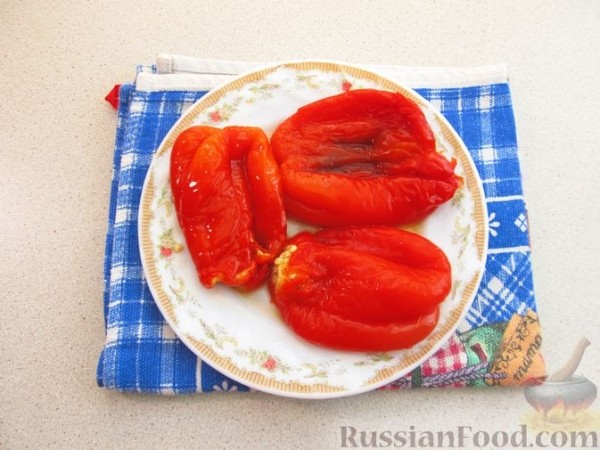 Рулетики из запечённого перца с брынзой и зеленью