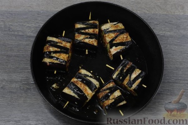 Баклажаны-гармошки с фаршем, тушенные в томатном соусе