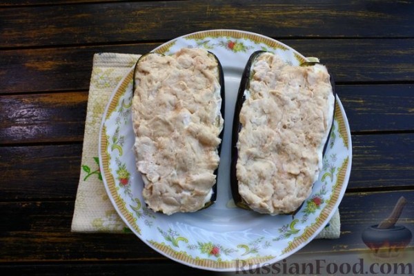 Баклажаны с куриным фаршем, помидорами и сыром (в микроволновке)