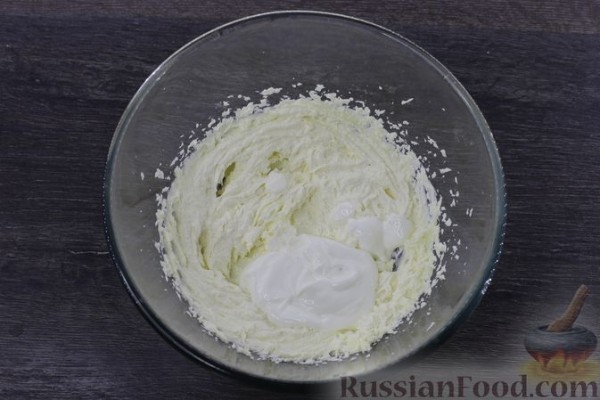 Шоколадный песочный пирог с творогом, черносливом и сгущёнкой