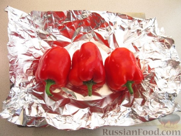 Рулетики из запечённого перца с брынзой и зеленью