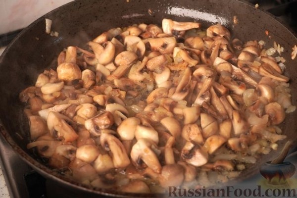 Бигос из молодой капусты с домашней колбасой и грибами