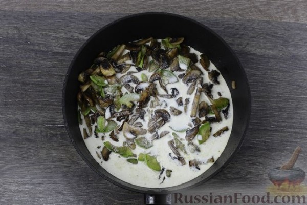Лапша с грибами и кабачками в сливочном соусе