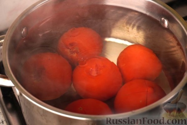 Стручковая фасоль с домашней колбасой в томатном соусе