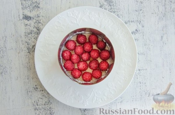 Десерт из творога, с малиной и печеньем