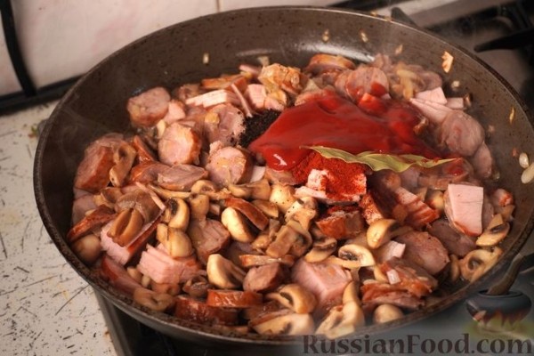 Бигос из молодой капусты с домашней колбасой и грибами