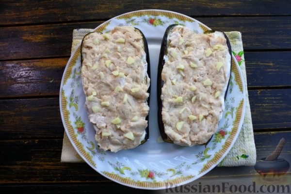 Баклажаны с куриным фаршем, помидорами и сыром (в микроволновке)