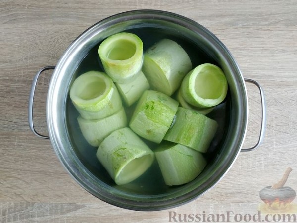 Кабачки, фаршированные булгуром, шампиньонами и морковью (в духовке)