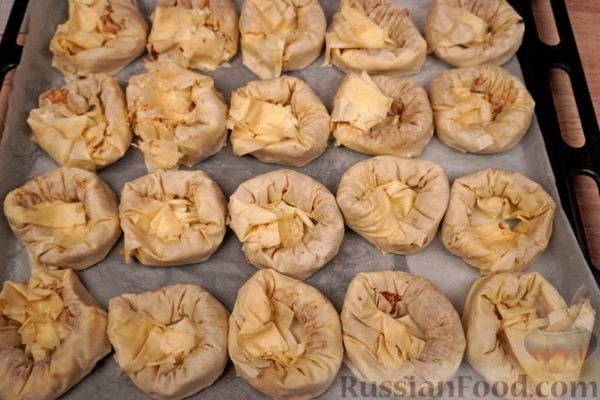 Сарагли с заварным кремом и персиками