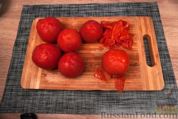 Стручковая фасоль с домашней колбасой в томатном соусе