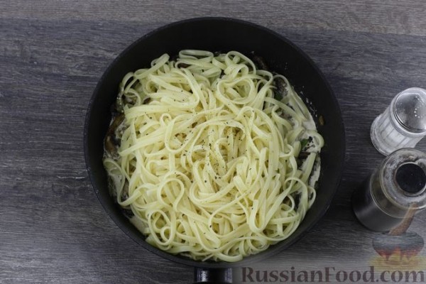 Лапша с грибами и кабачками в сливочном соусе