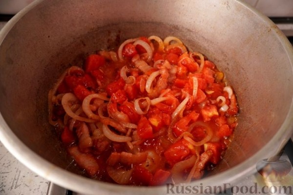 Лечо с колбасками и клёцками
