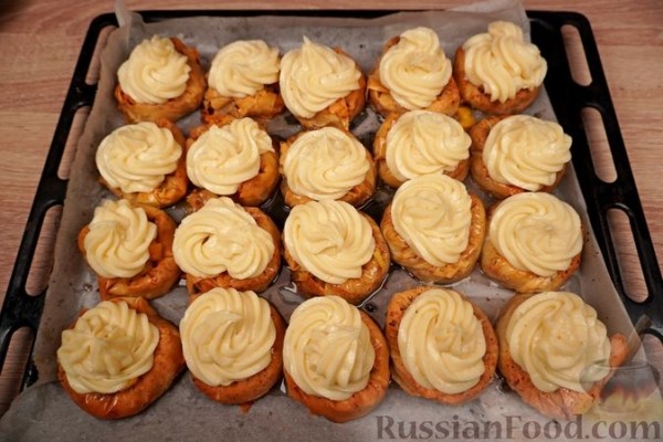 Сарагли с заварным кремом и персиками