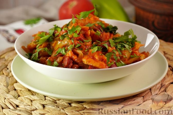 Лечо с колбасками и клёцками