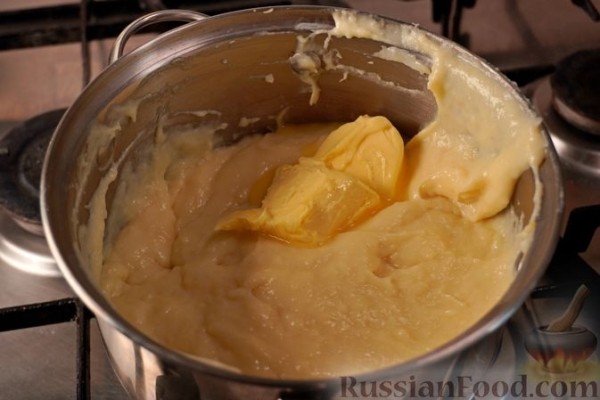 Сарагли с заварным кремом и персиками