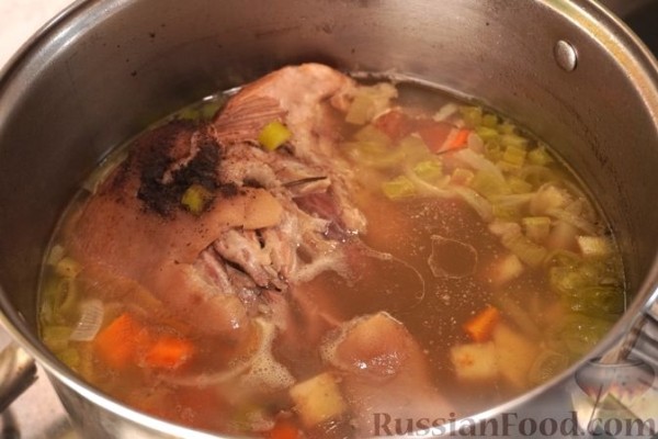 Варёная свиная рулька с овощами