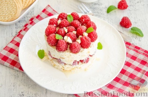 Десерт из творога, с малиной и печеньем