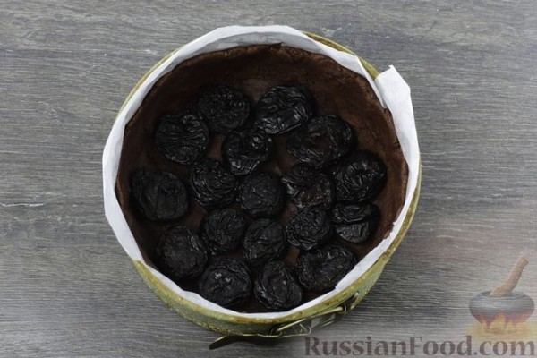 Шоколадный песочный пирог с творогом, черносливом и сгущёнкой