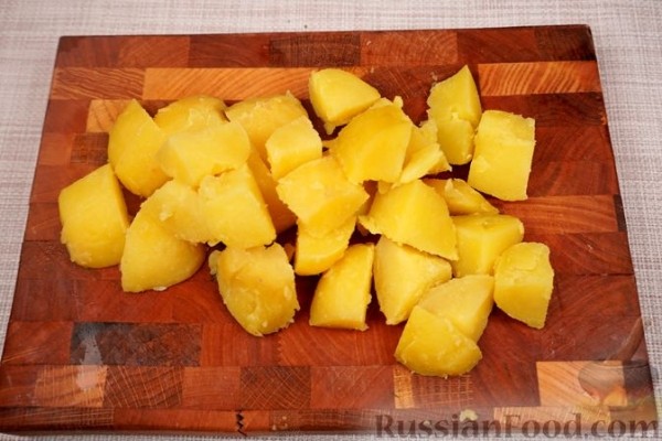 Отварной картофель с творогом и зеленью