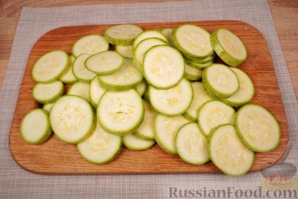 Молодой картофель, запечённый с кабачками и помидорами
