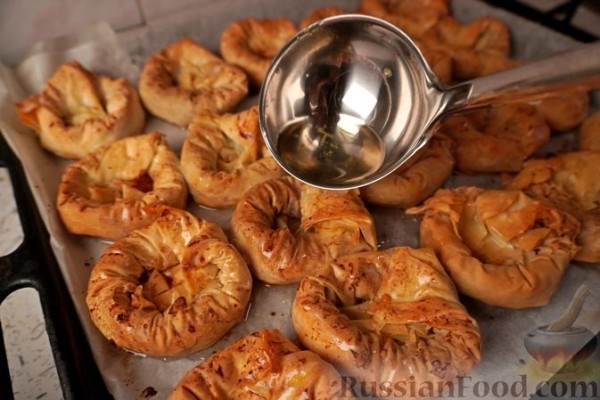 Сарагли с заварным кремом и персиками