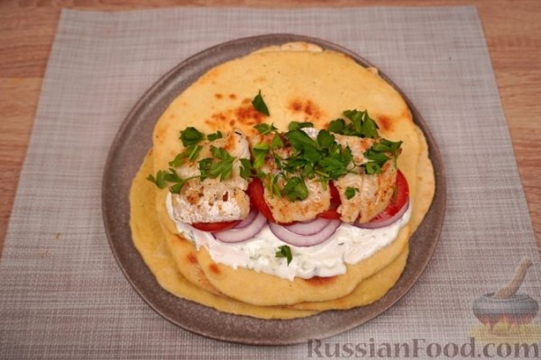 Гирос с белой рыбой и соусом дзадзики