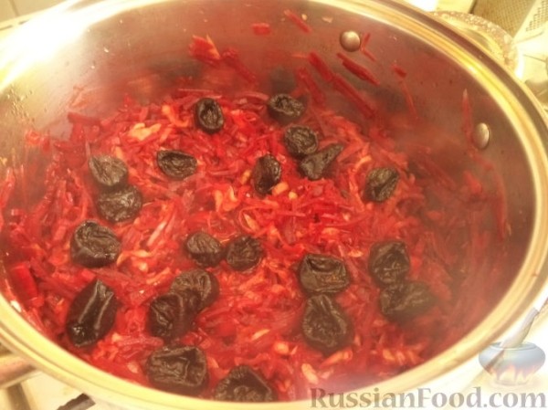 Борщ грибной с черносливом
