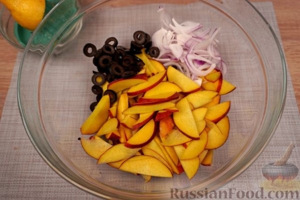 Греческий салат из персиков, феты и маслин