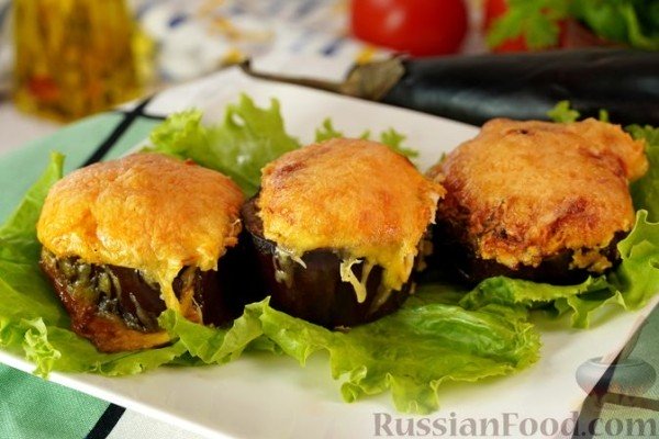 Баклажаны, фаршированные помидорами, яйцами и брынзой