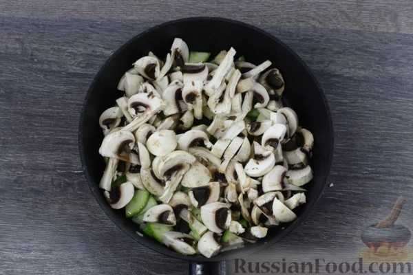 Лапша с грибами и кабачками в сливочном соусе