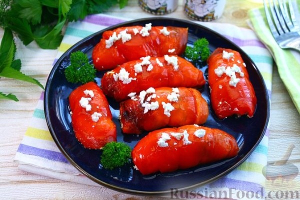 Рулетики из запечённого перца с брынзой и зеленью
