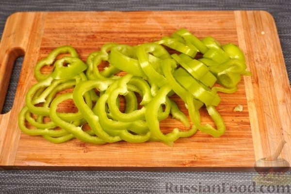Лечо с колбасками и клёцками