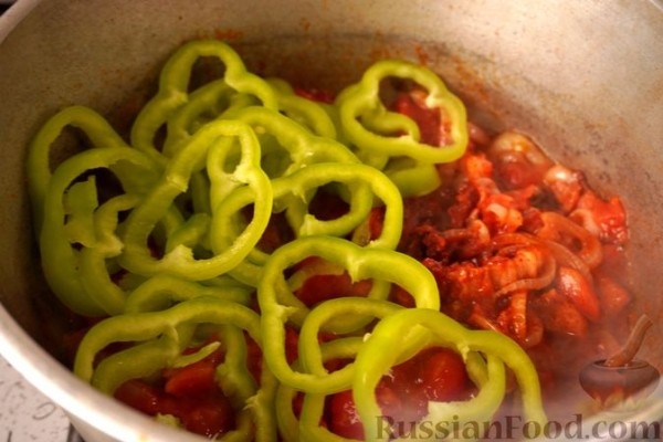 Лечо с колбасками и клёцками