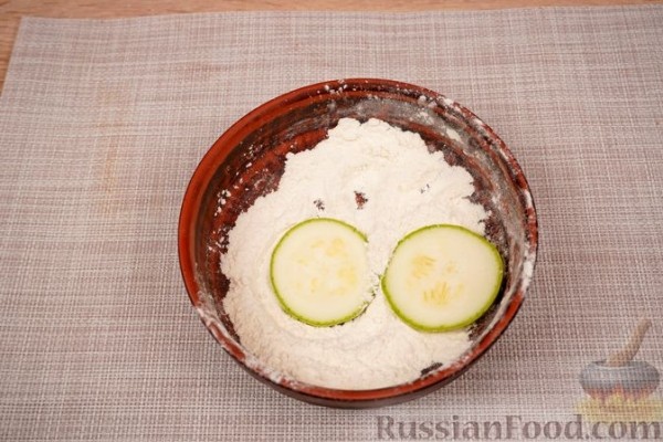 Молодой картофель, запечённый с кабачками и помидорами
