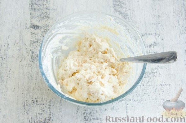 Десерт из творога, с малиной и печеньем