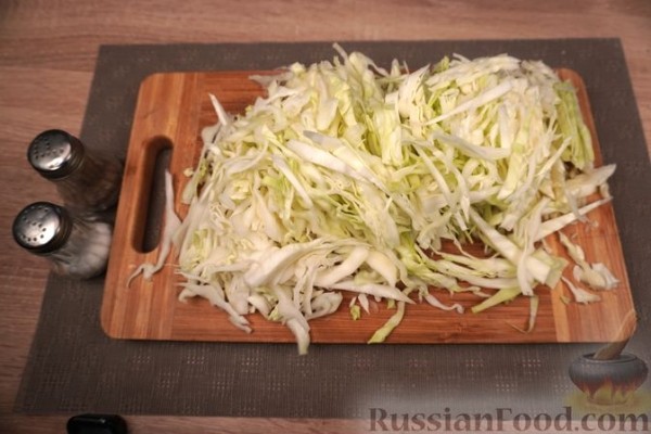Бигос из молодой капусты с домашней колбасой и грибами