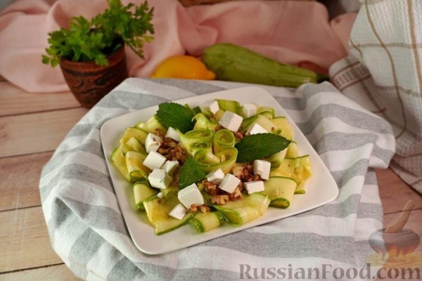 Салат из свежих кабачков, феты и орехов
