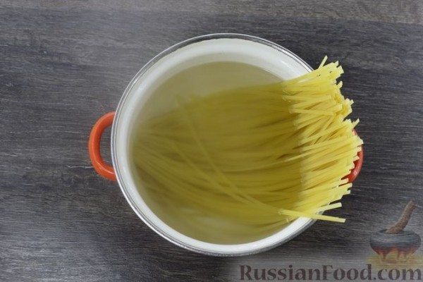 Лапша с грибами и кабачками в сливочном соусе