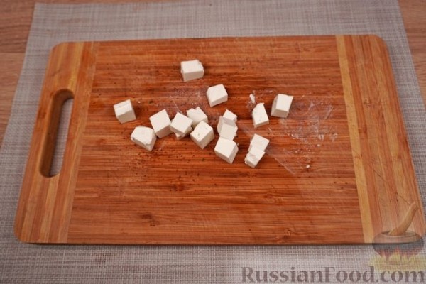 Греческий салат из персиков, феты и маслин