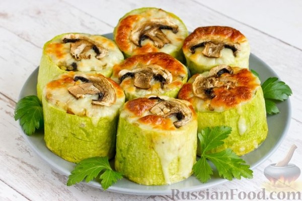 Кабачки, фаршированные булгуром, шампиньонами и морковью (в духовке)