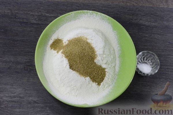 Сдобный рулет с орехово-медовой начинкой