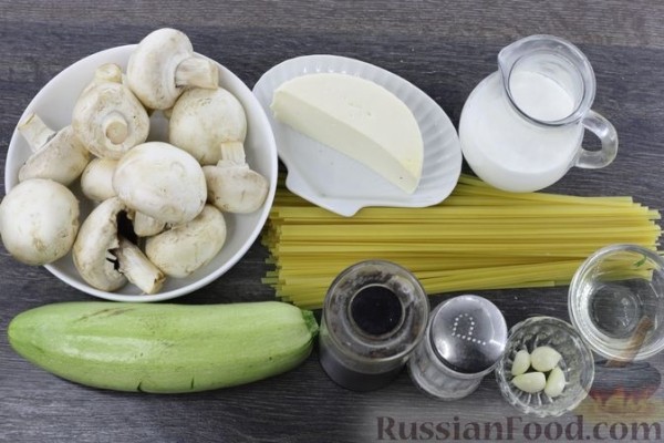 Лапша с грибами и кабачками в сливочном соусе