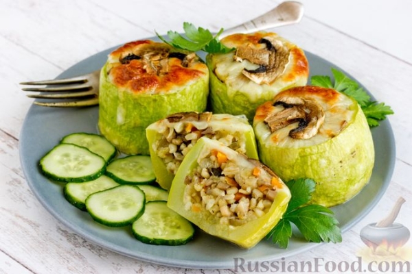 Кабачки, фаршированные булгуром, шампиньонами и морковью (в духовке)