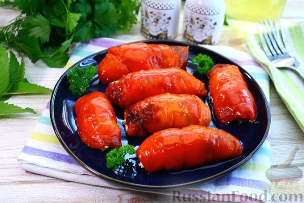 Рулетики из запечённого перца с брынзой и зеленью
